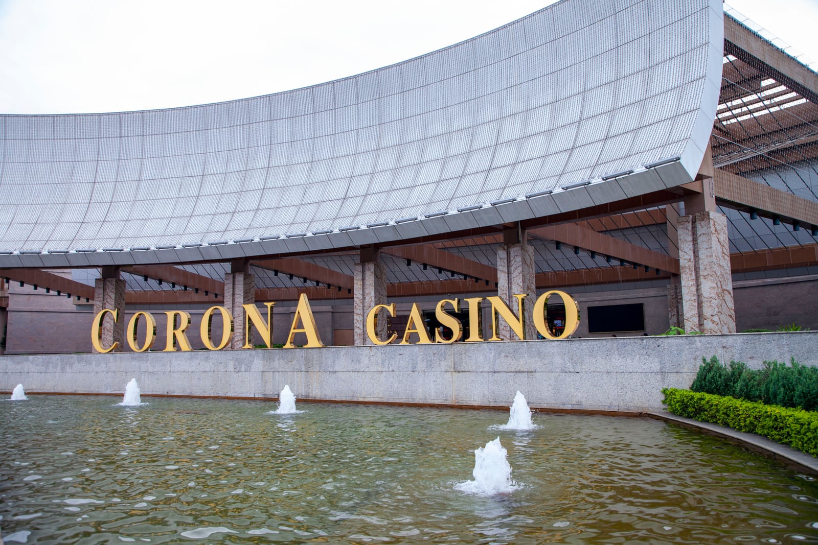 富國島 Corona Casino 入口外牆的金色招牌與前方噴泉。