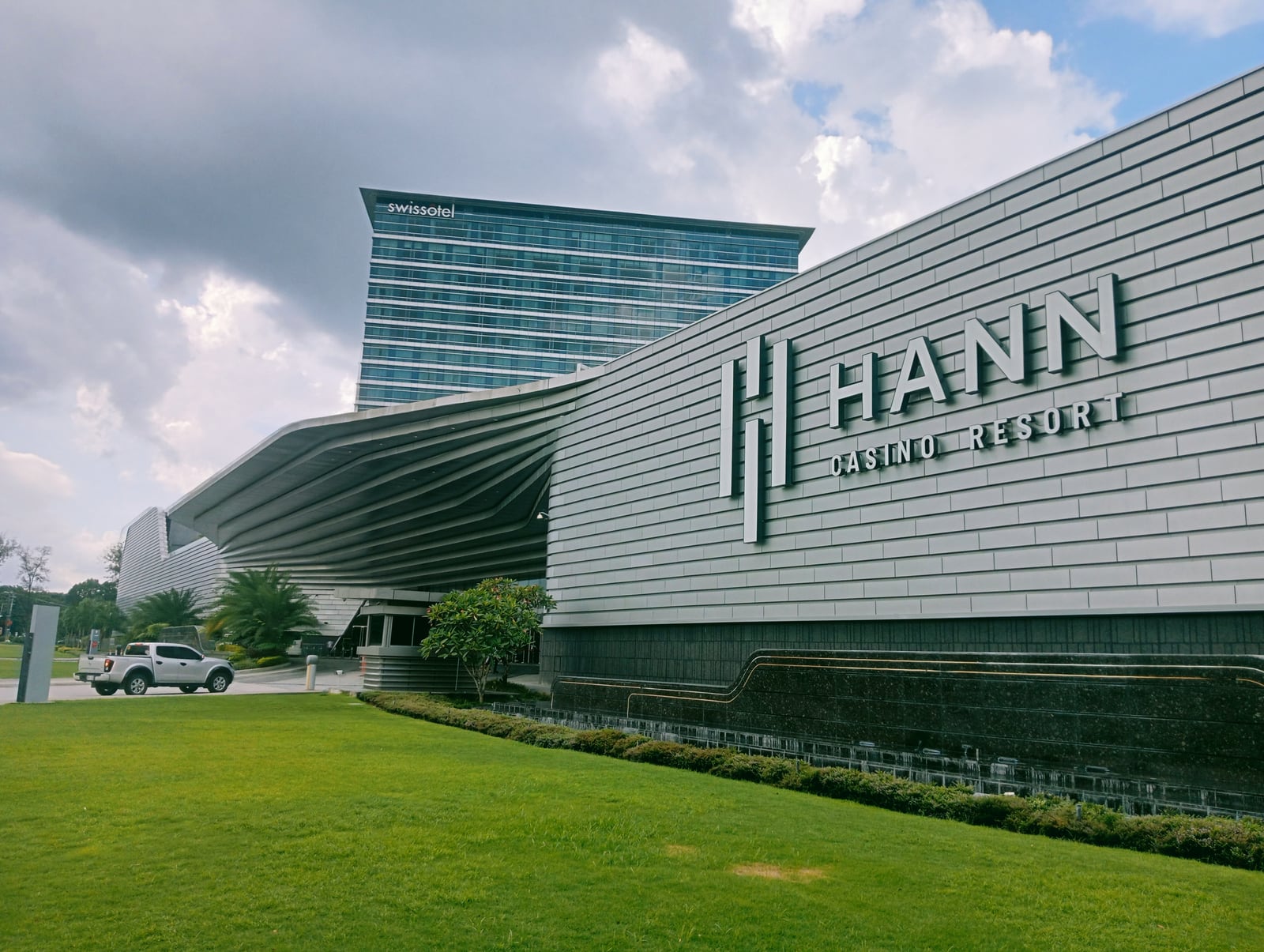克拉克 Hann Casino Resort 場館外觀與 HANN CASINO RESORT 招牌，攝於 2024 年