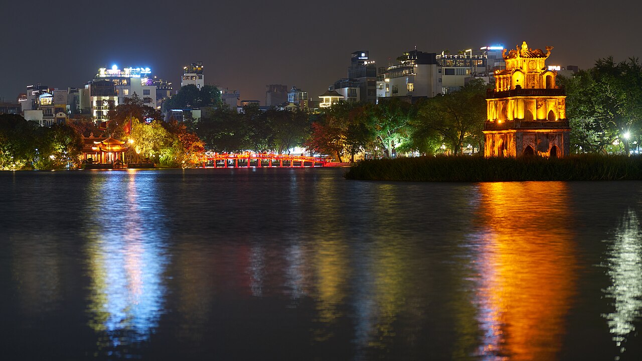 河內城市夜景；城市示意照片，非店家現場圖